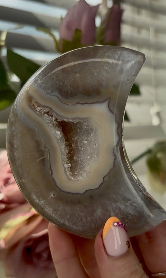 Beautiful, agate moon with druzy - stand included