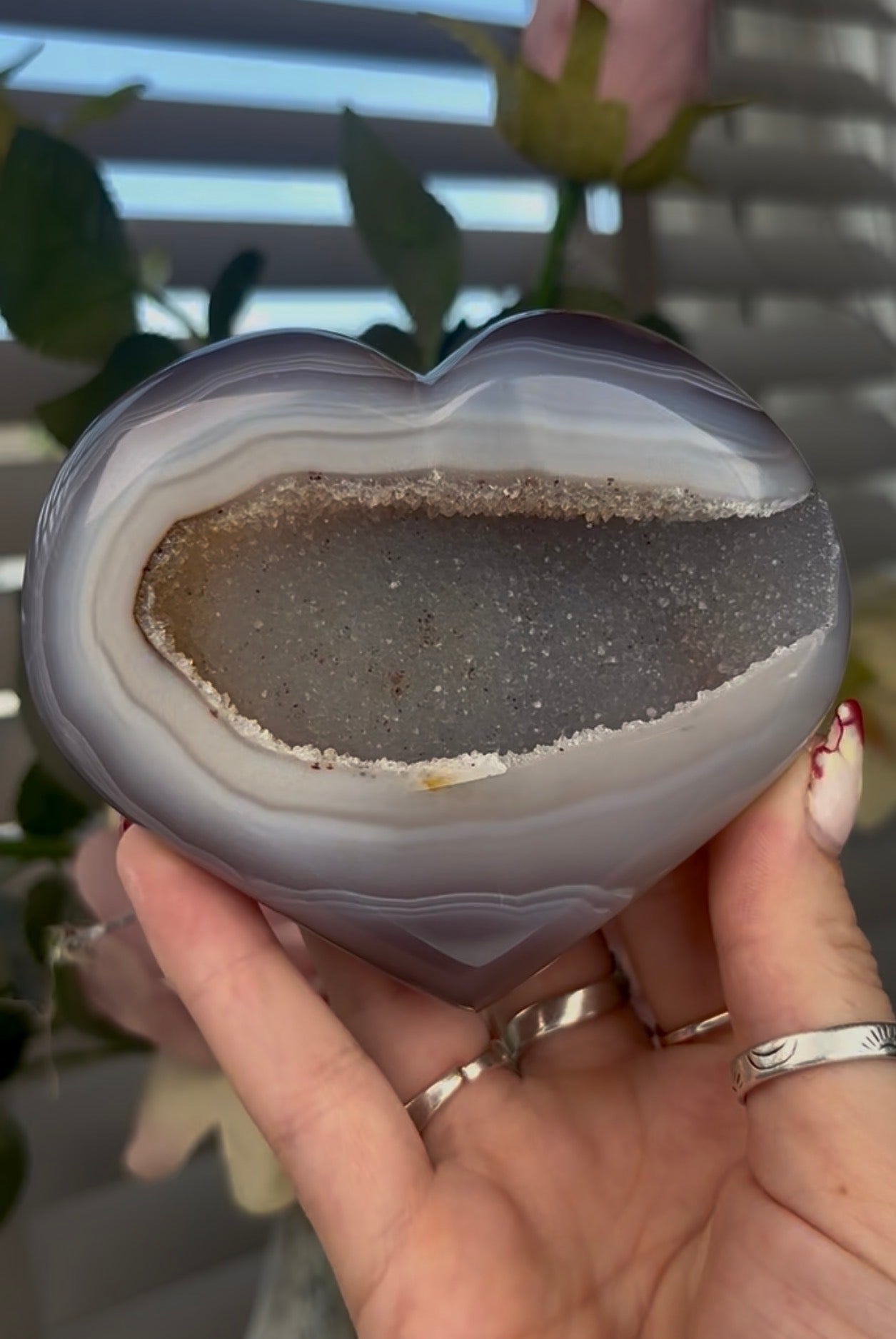 Beautiful, agate heart with druzy - stand included