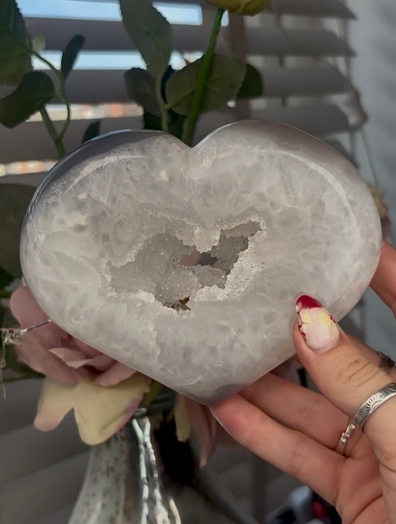 Beautiful, agate heart with druzy - stand included