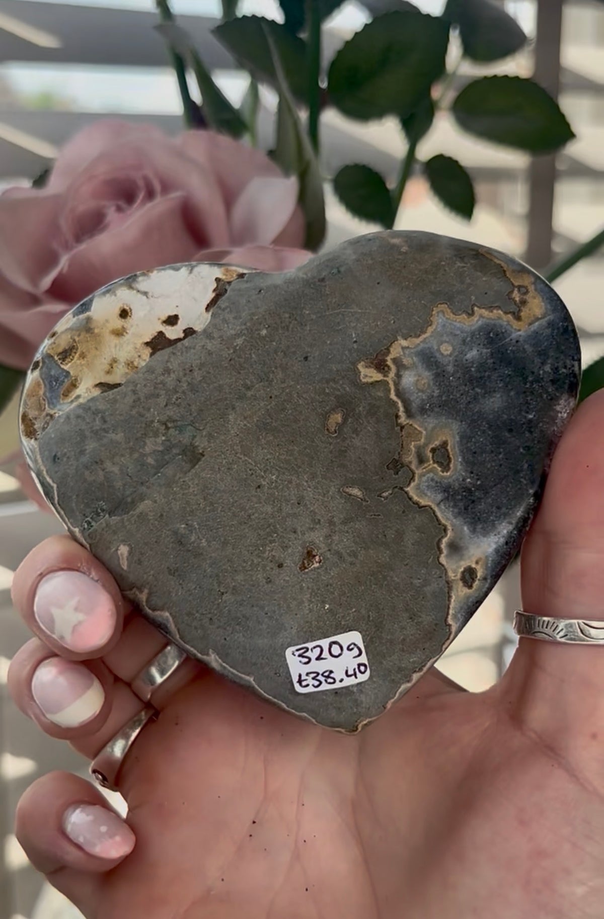 Uruguay, amethyst heart - comes with stand in purple tones