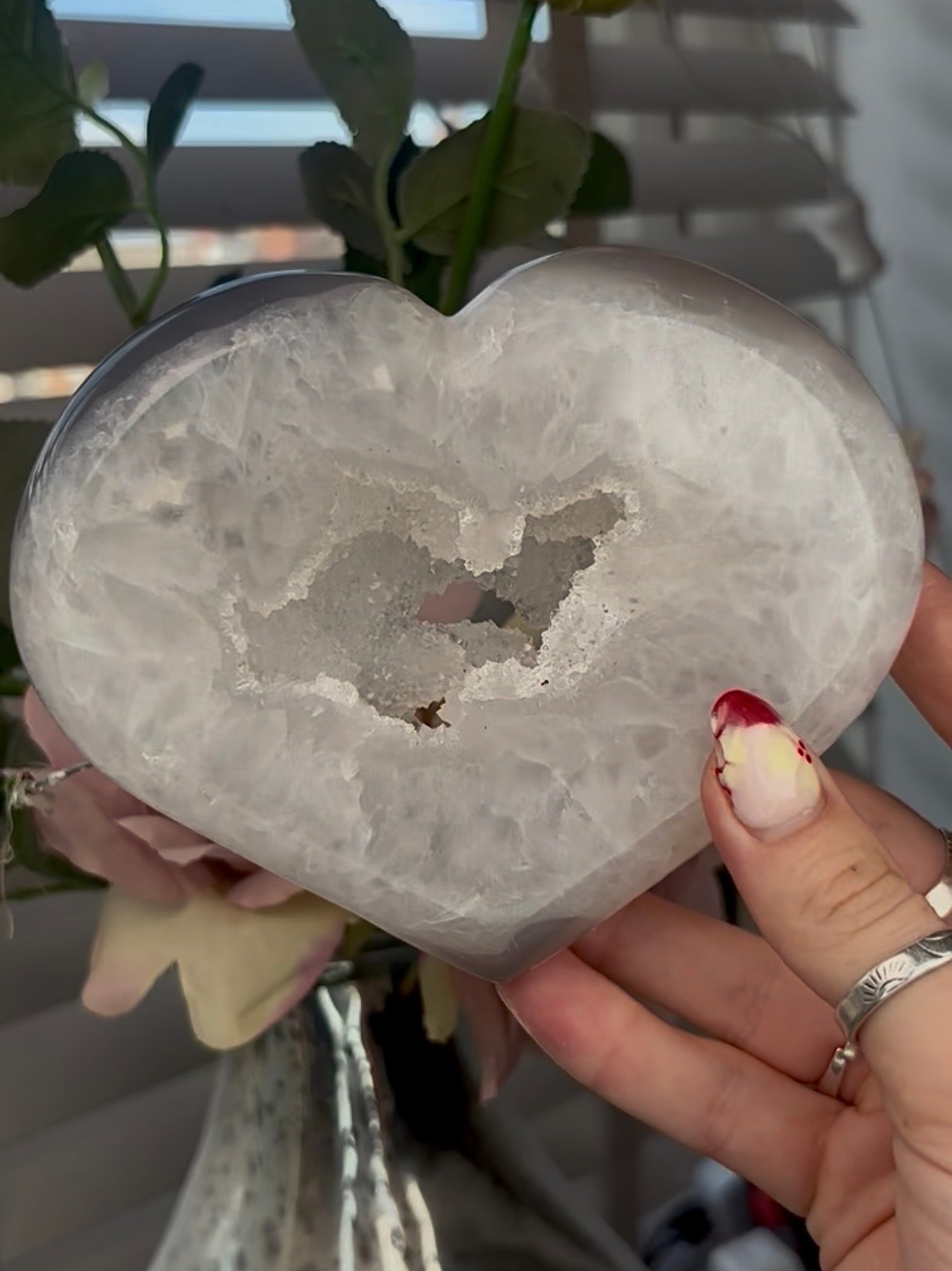 Beautiful, agate heart with druzy - stand included