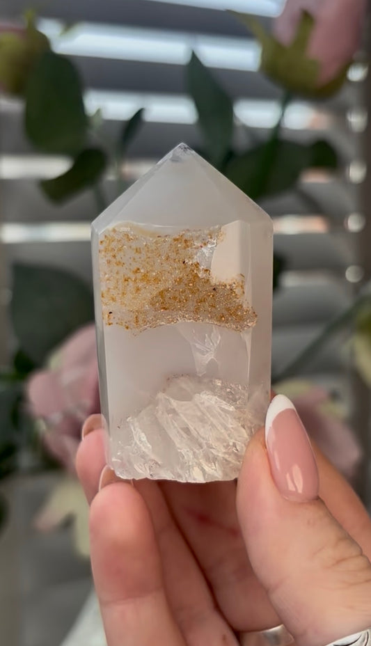 Beautiful, agate tower with druzy