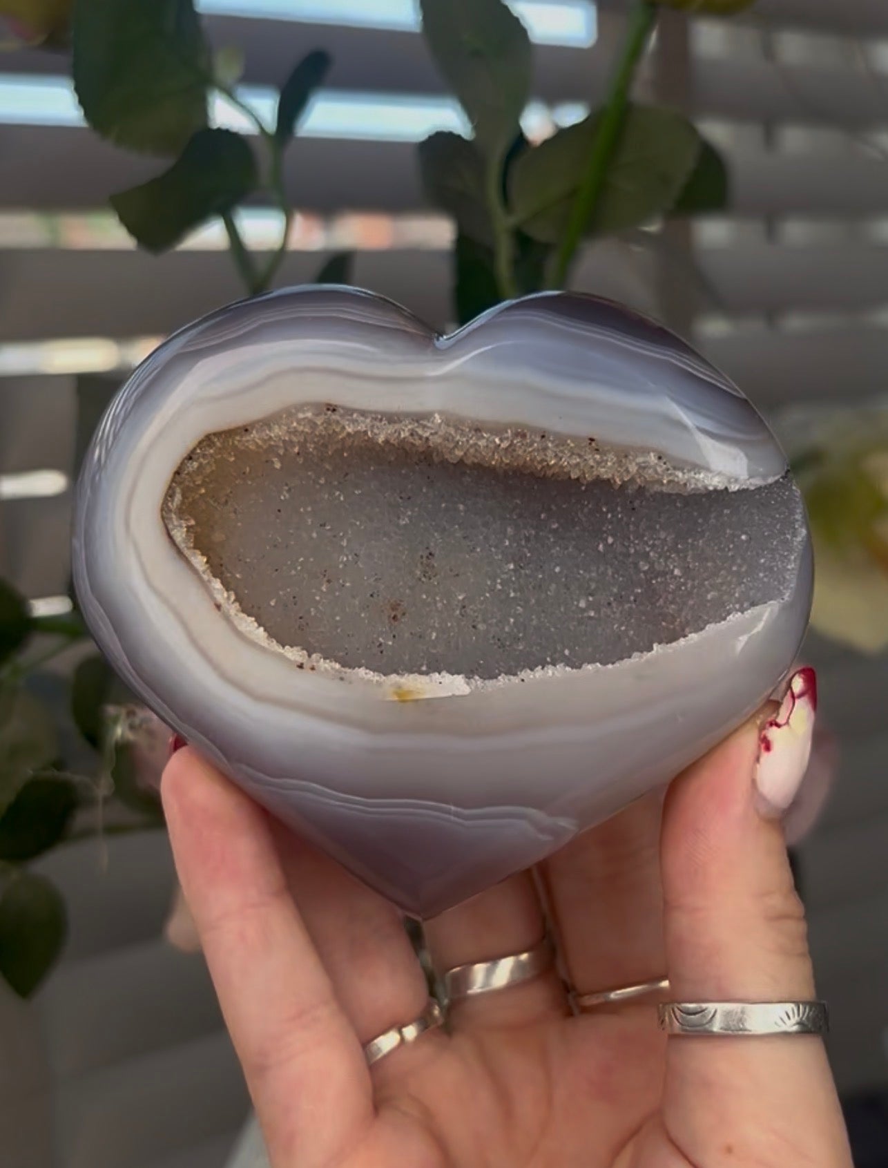 Beautiful, agate heart with druzy - stand included