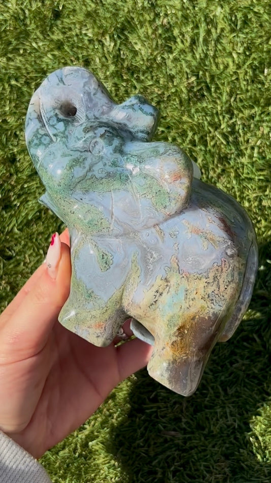 Incredible, Large moss agate, elephant with quartz