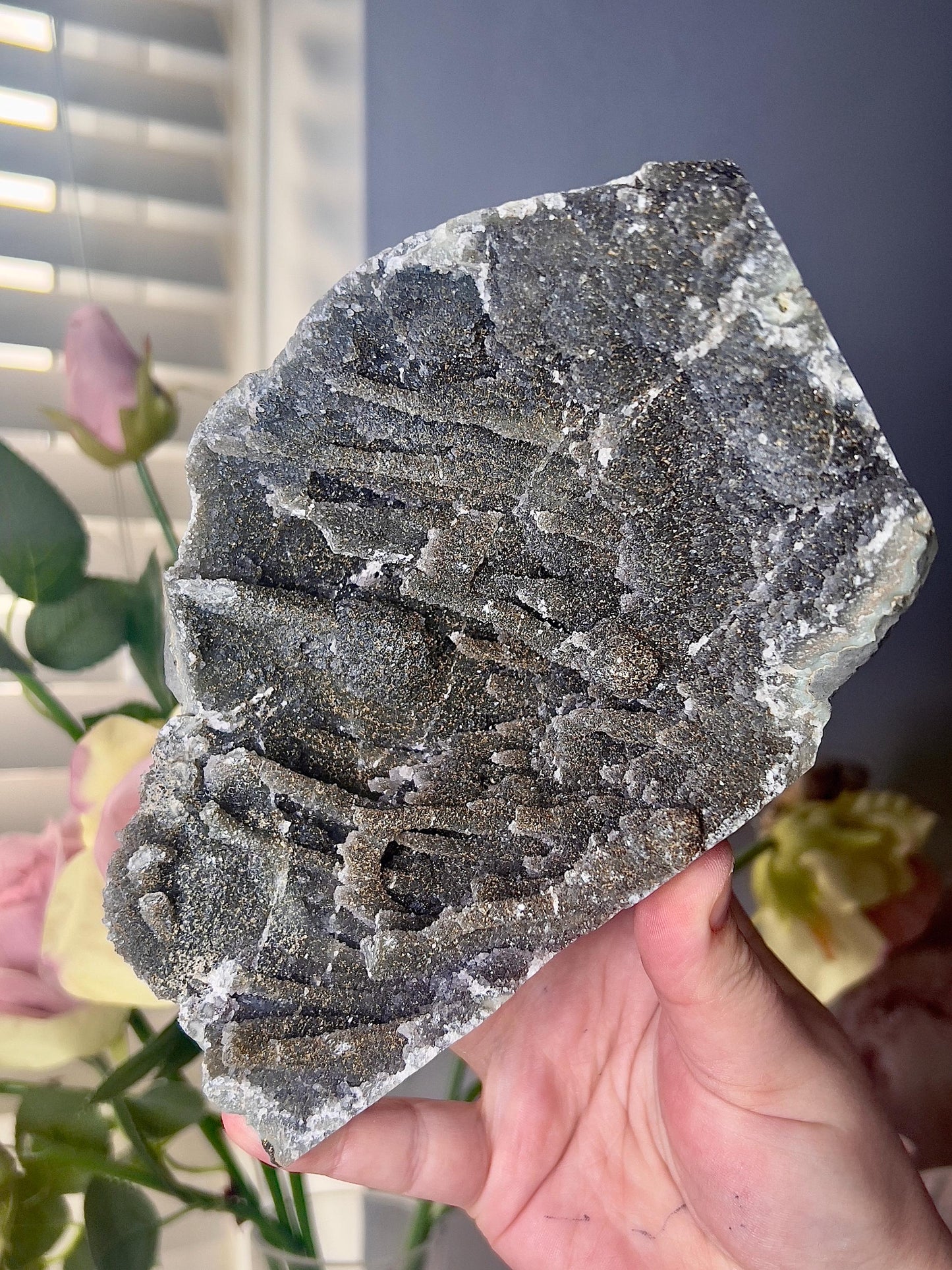 amethyst in a green tone and iron staining cutbase freeform with stalactite formations - 1.115kg 18cm by 10cm