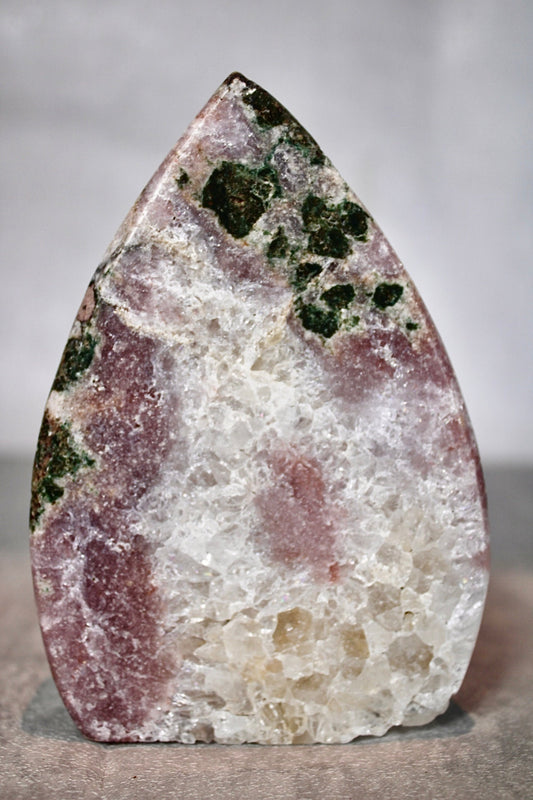 High quality, pink amethyst with quartz & green jasper, flame from Brazil 480g 12.5cm (H) 8.5cm (w)
