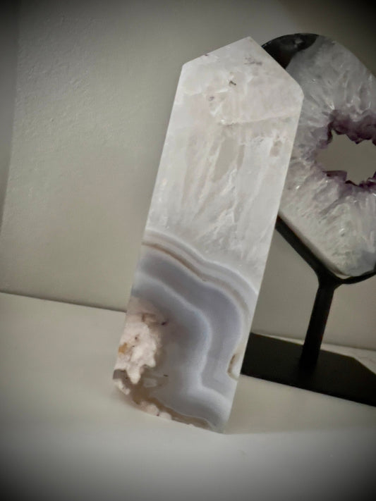 Chunky quartz banded agate 662g 15cm