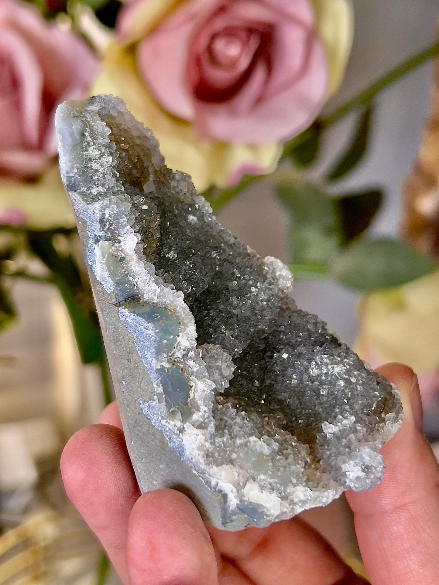 amethyst cutbase freeform with grey tone - 8cm(h) 4.5cm(w)