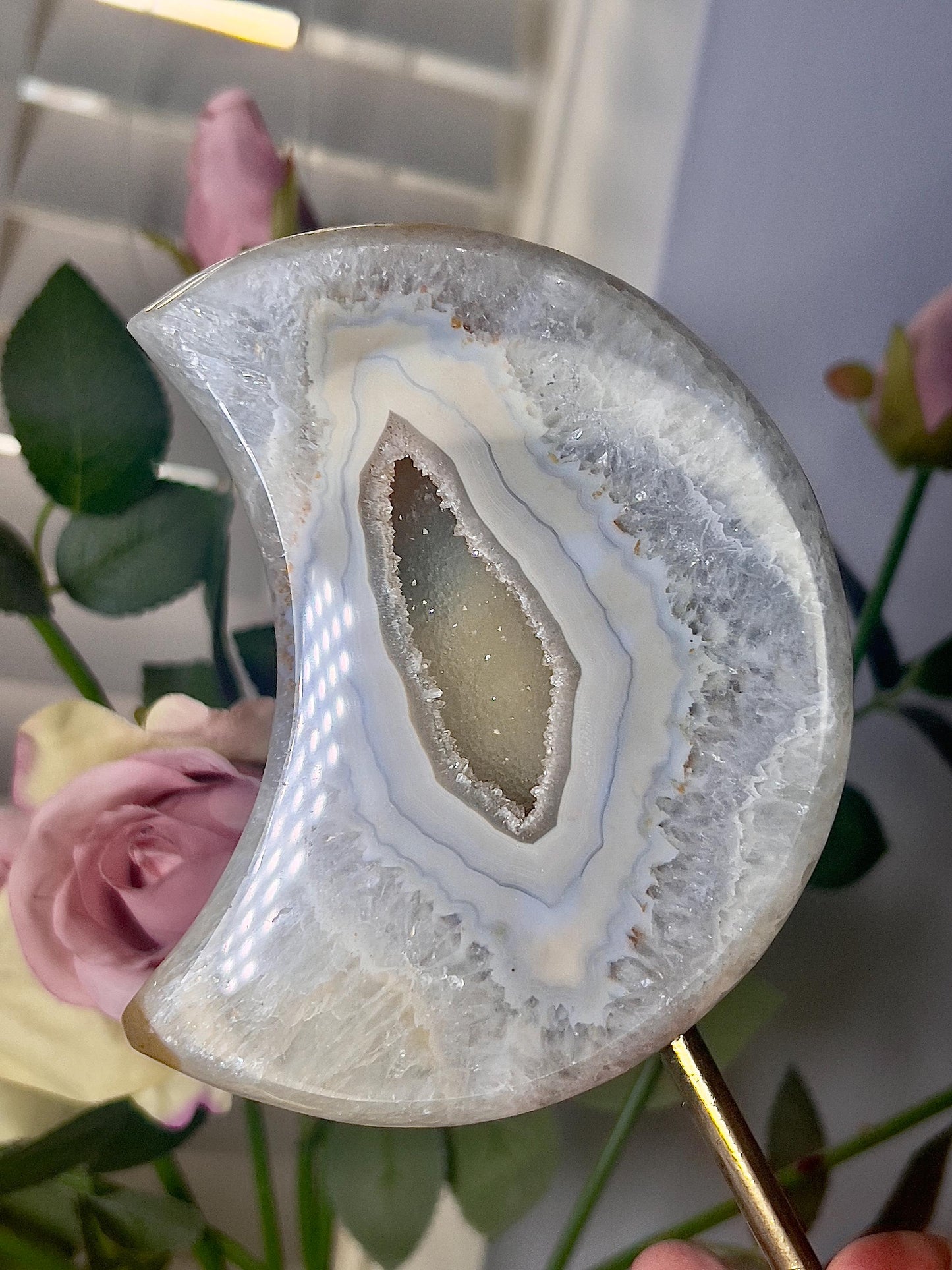 Beautiful, agate moon, with lime green toned, open druzy middle, on stand 640g 19cmt(h)