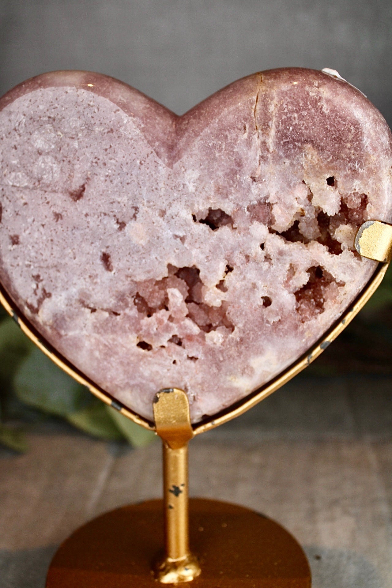 Berry red, pink amethyst, heart, on gold stand - 920g - paint is scratched off stand thats why the huge discount (can easily be repainted)