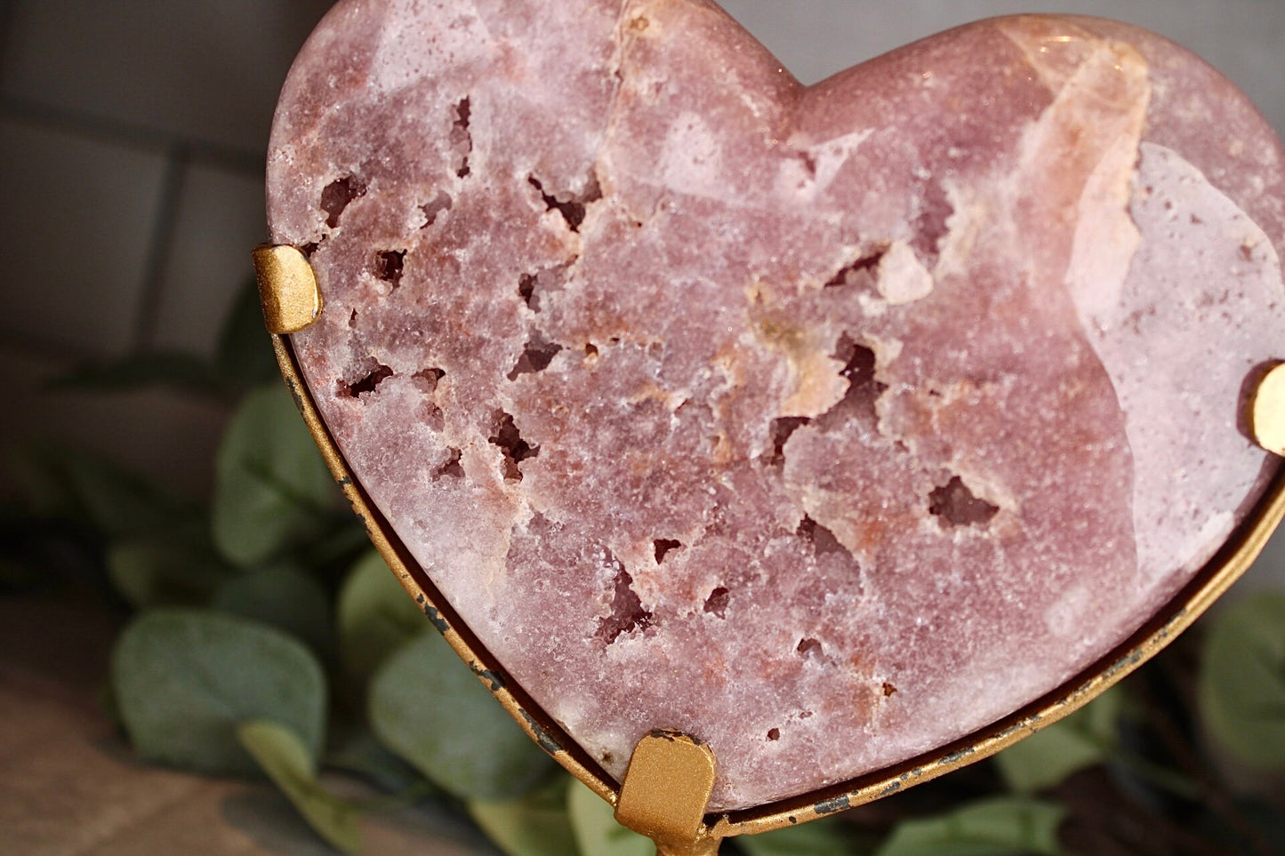 Berry red, pink amethyst, heart, on gold stand - 920g - paint is scratched off stand thats why the huge discount (can easily be repainted)