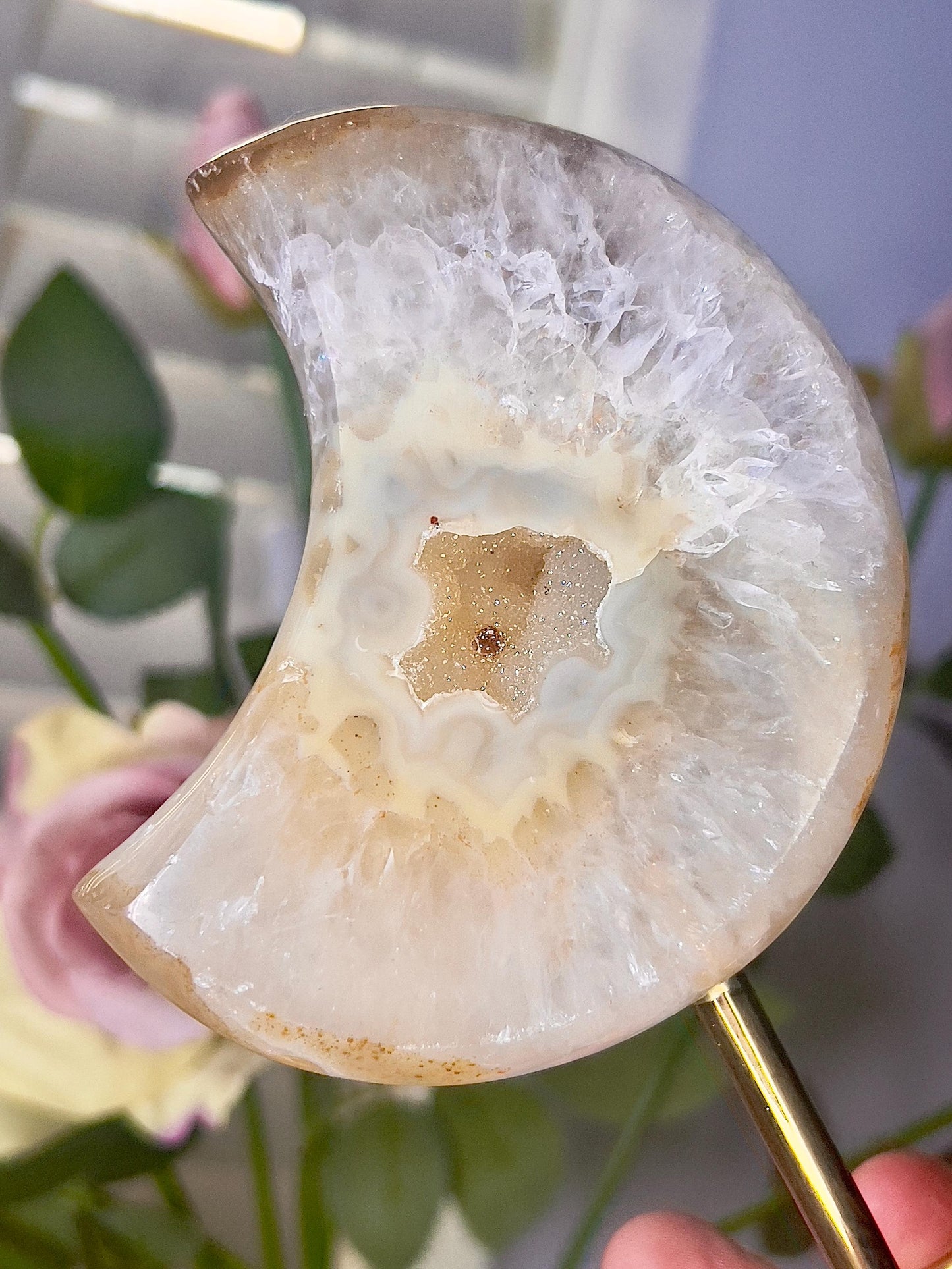 Beautiful, agate moon with lemon tone open druzy on stand 415g 16cm(h)