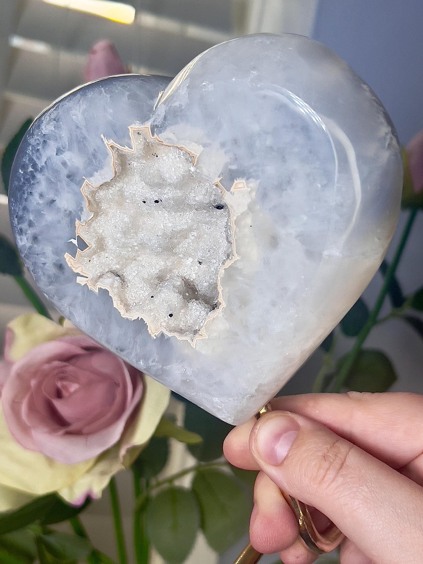 Beautiful, agate heart with Snow White tone open sugar druzy on stand 795g 15.5(h) 13cm(w)