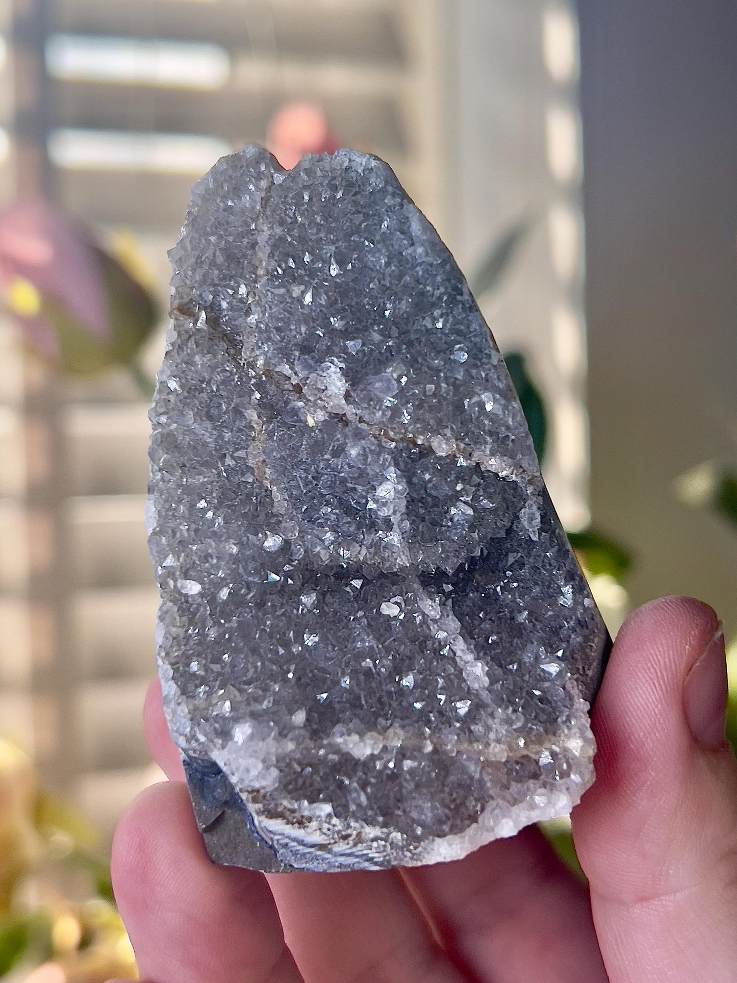 amethyst cutbase freeform with grey tone - 135g 7.5cm(H) 4cm(w)