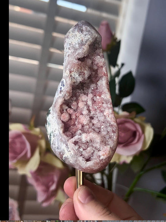 high grade, pink amethyst Freeform on stand 0.334g