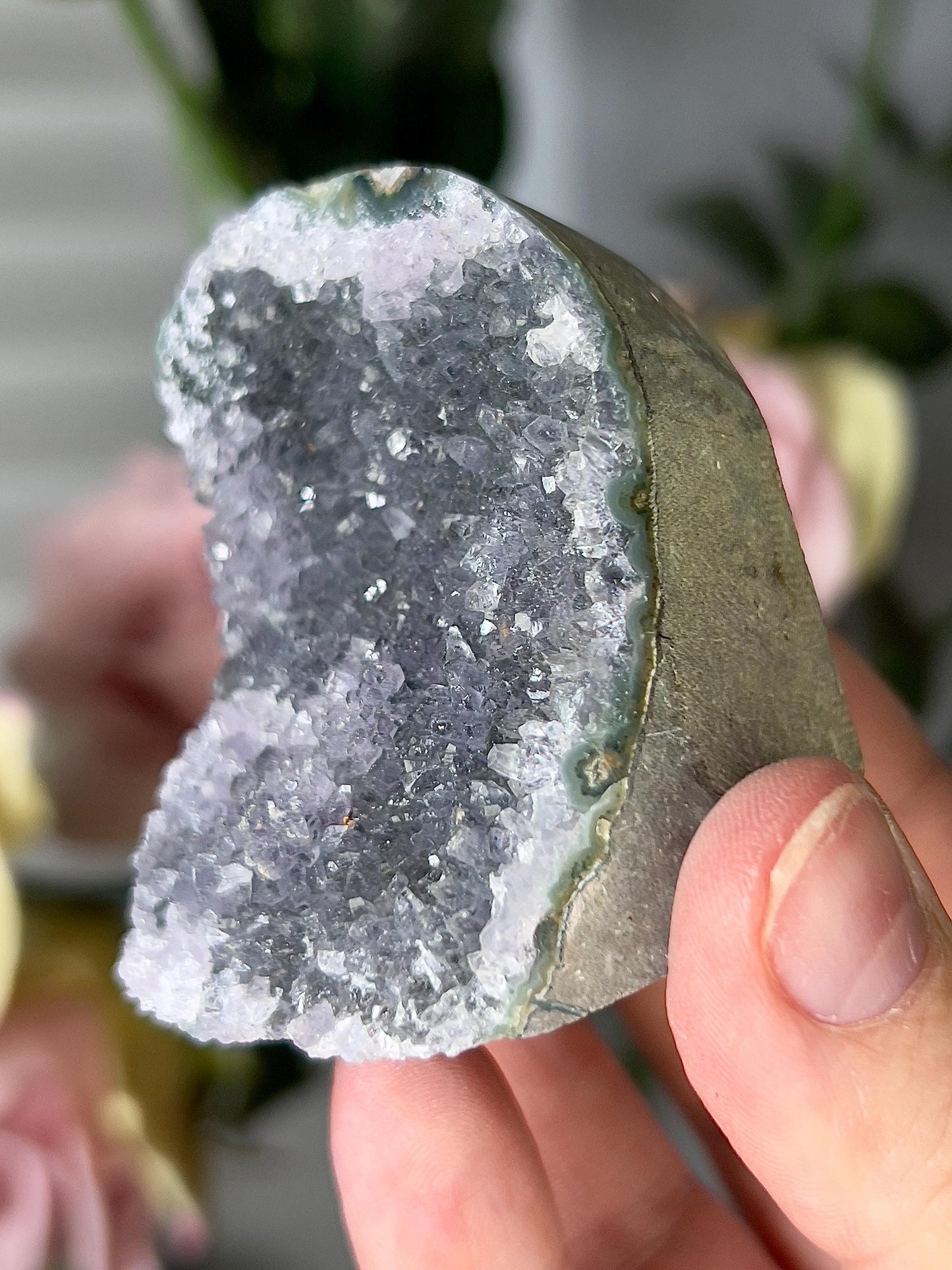 amethyst cutbase green toned freeform - 120g 5cm(h) 5cm(w)