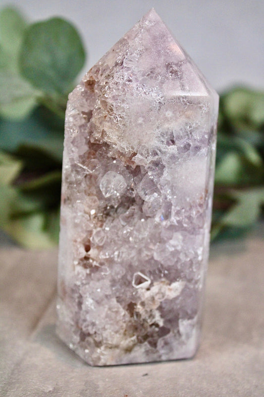 Snow pink amethyst tower with quartz druzy - 390g 13cm