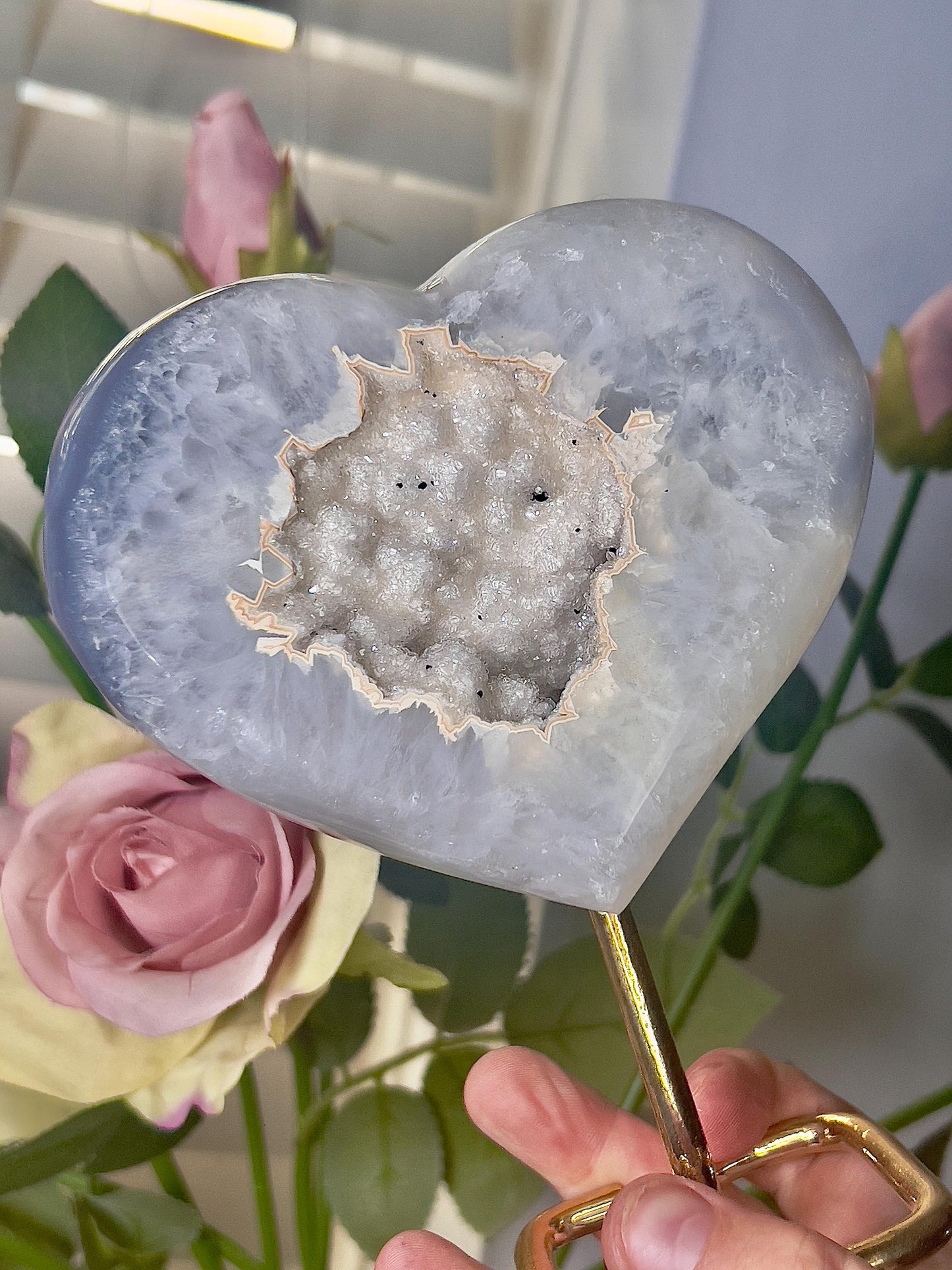 Beautiful, agate heart with Snow White tone open sugar druzy on stand 795g 15.5(h) 13cm(w)