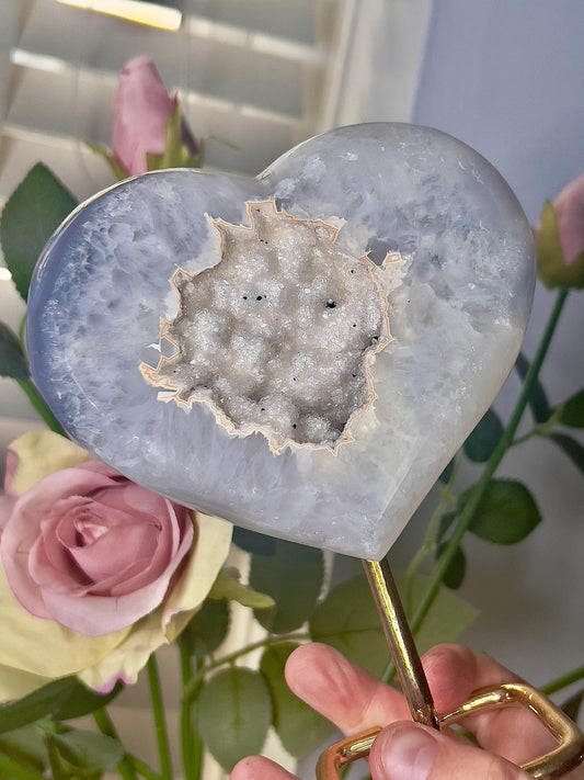 Beautiful, agate heart with Snow White tone open sugar druzy on stand 795g 15.5(h) 13cm(w)