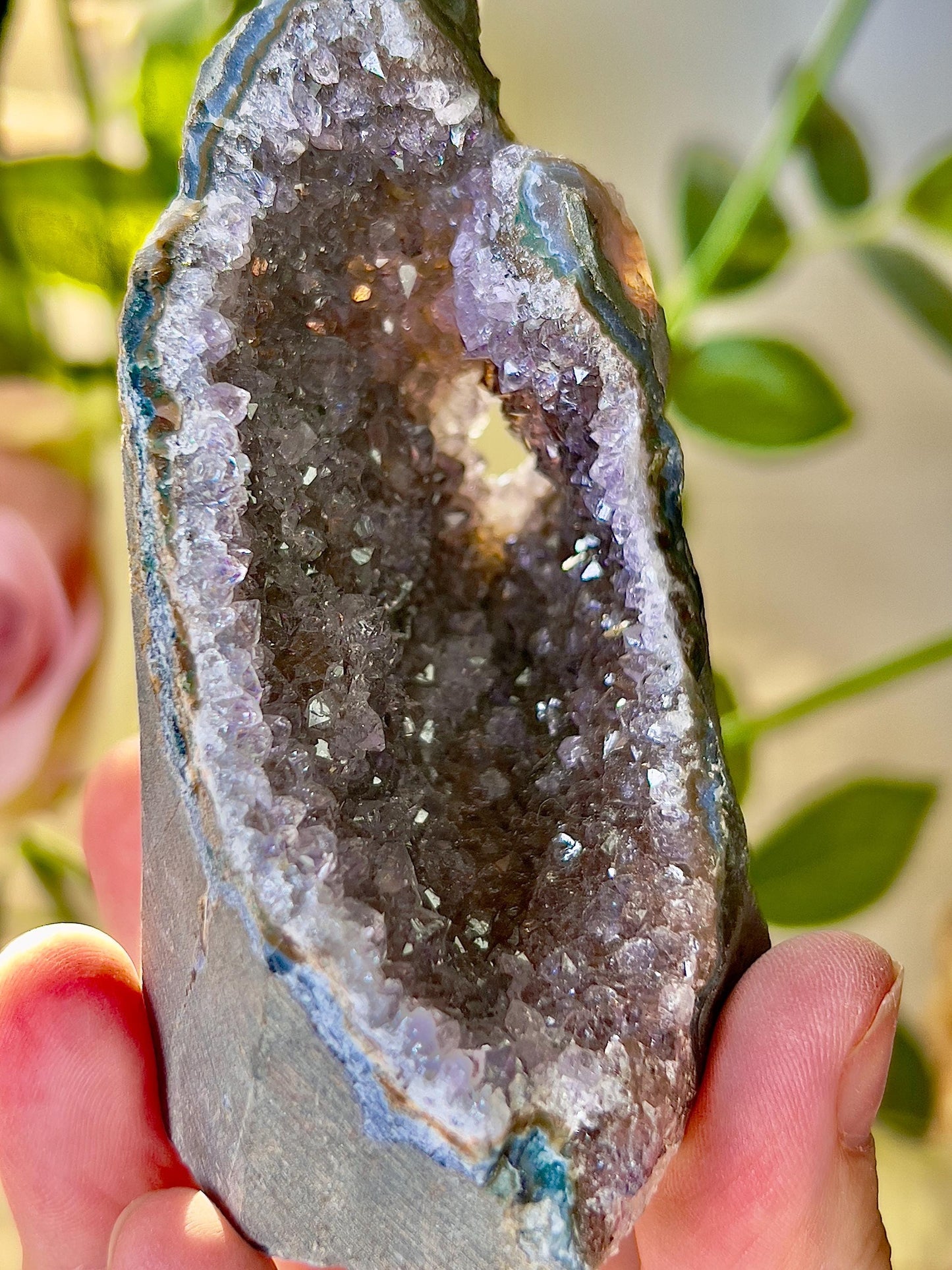 amethyst with purple tones cutbase freeform with mini portal - 205g 8cm(h) 7cm(w)