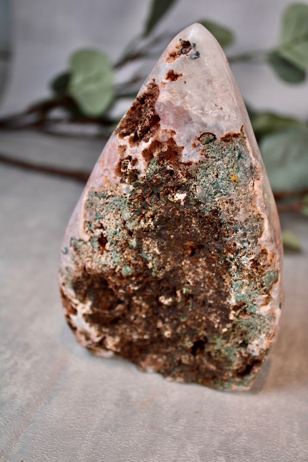 Beautiful, bright pink amethyst flame with quartz and green jasper 445g 13.5cm(h) 9cm(w)