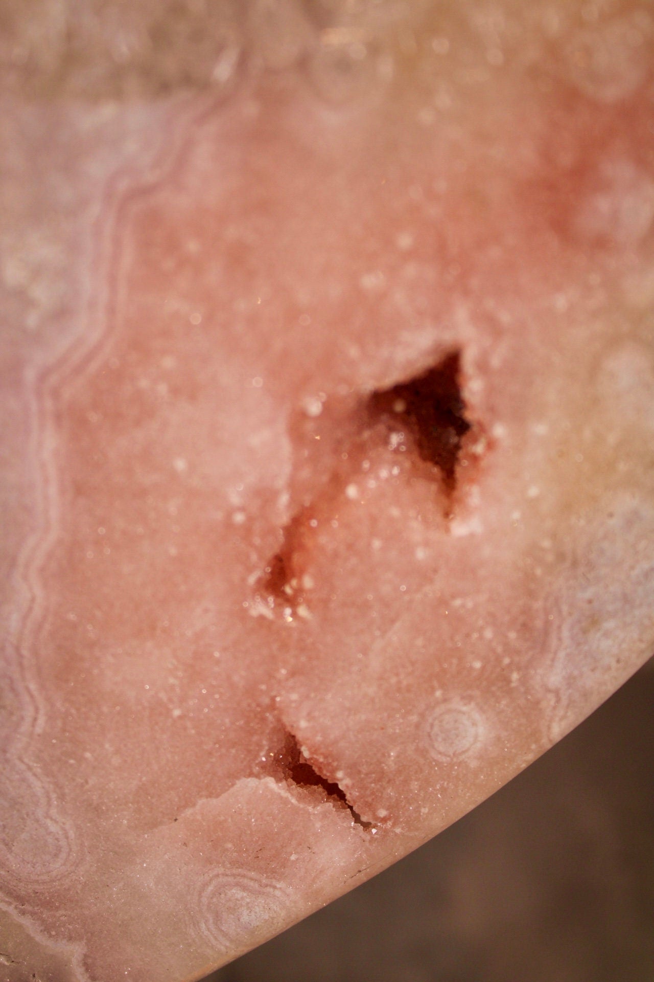 Peachy, pink amethyst heart on stand 1.165kg - paint is scratched off stand (can easily be repainted)