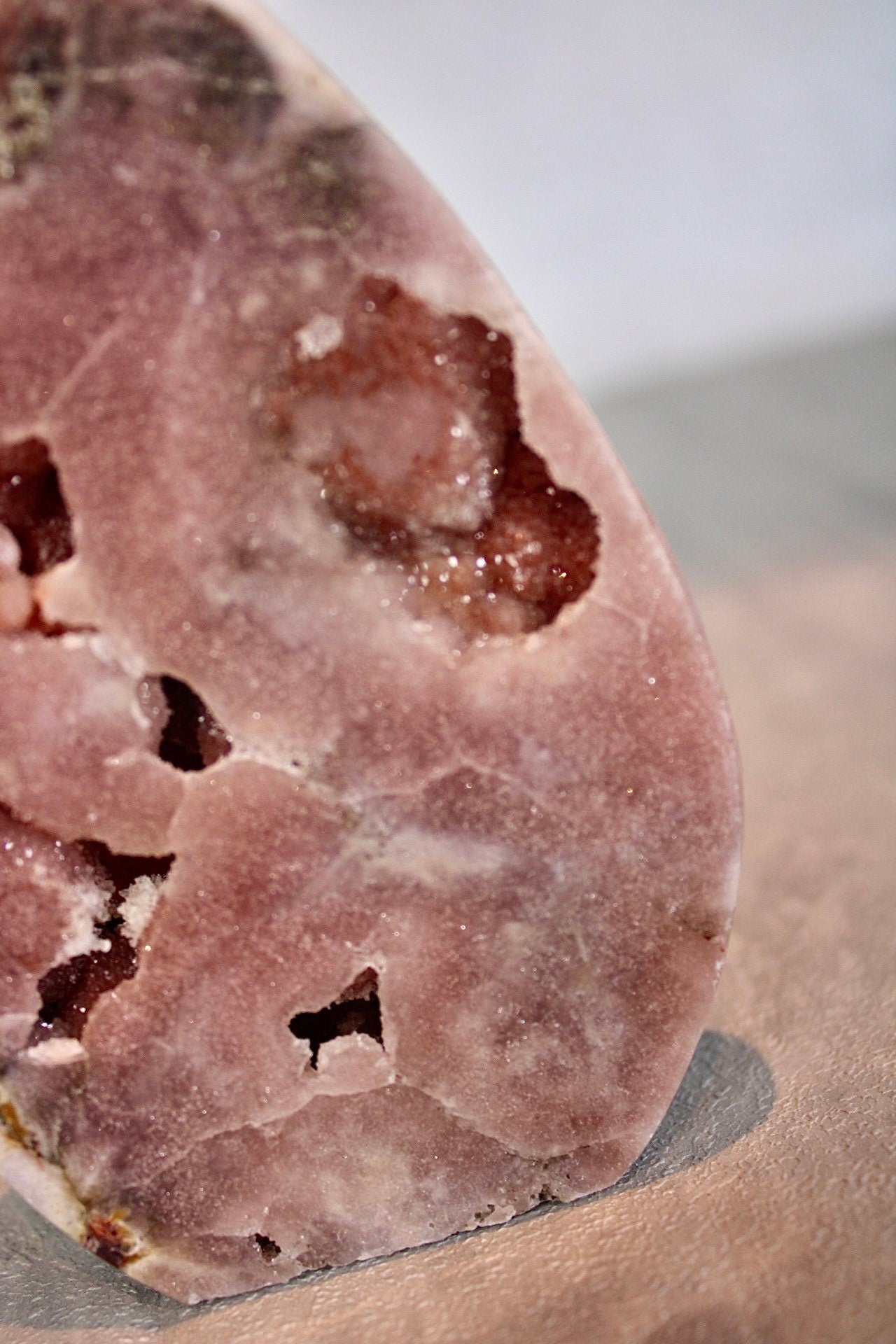 Berry red, druzy, pink Amethyst flame from Brazil 260g 11.5cm (h) 7.5cm (w)