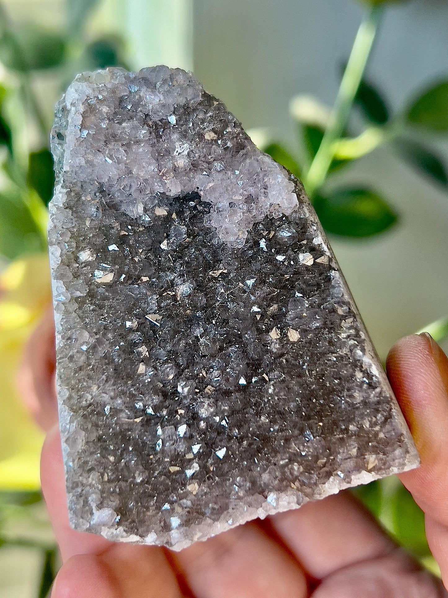 amethyst cutbase freeform - 160g 7cm(h) 5cm(w)