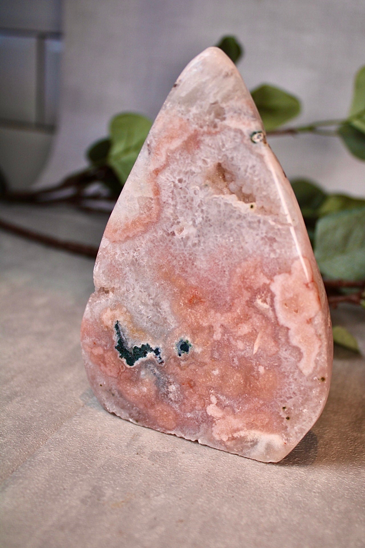 Beautiful, bright pink amethyst flame with quartz and green jasper 445g 13.5cm(h) 9cm(w)