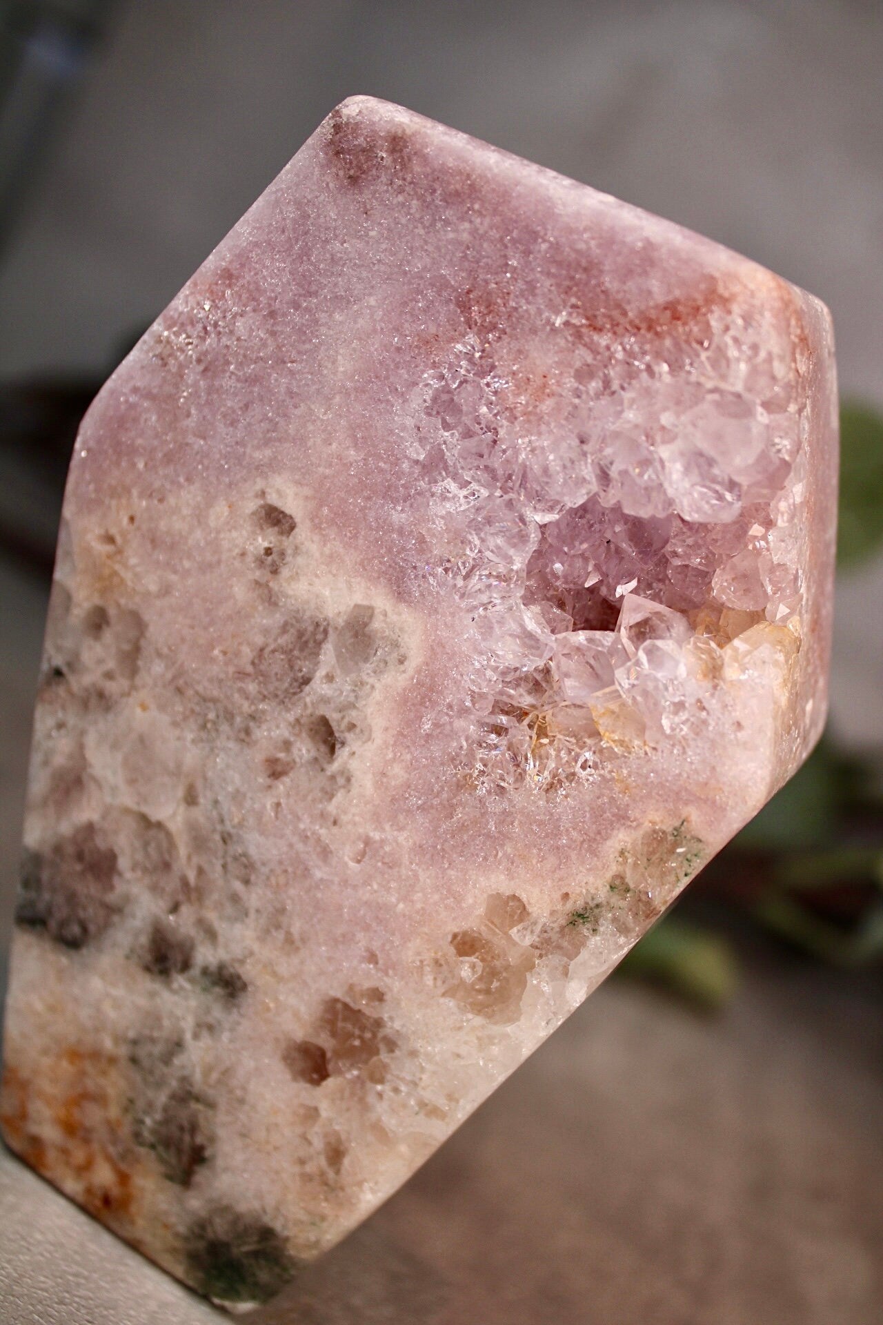 High grade, chunky, pink amethyst, coffin carving, with jasper & quartz 575g 12.5cm(L) 8cm(W)
