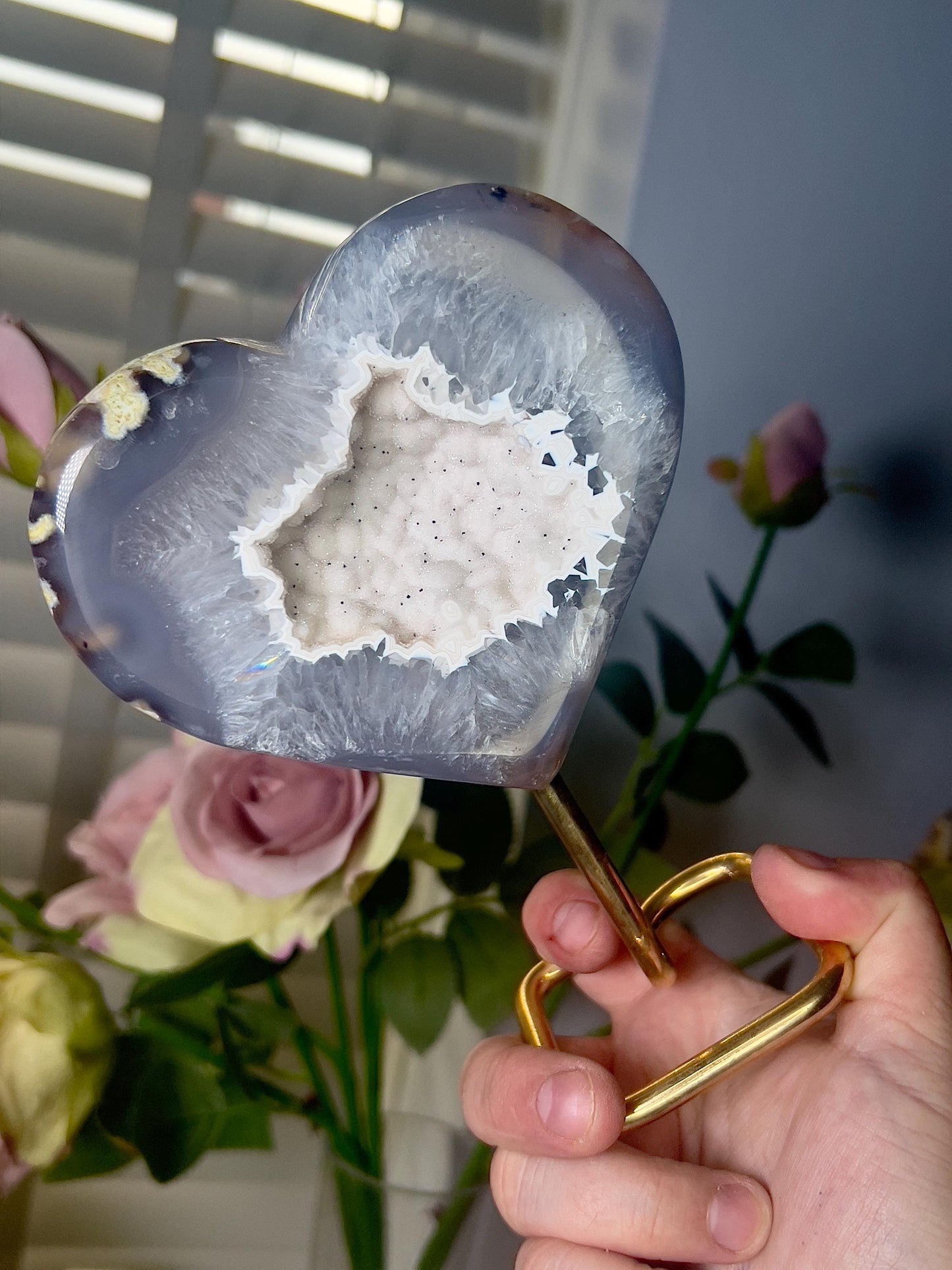 Beautiful, agate heart with Snow White tone open sugar druzy on stand 775g 15.5(h) 12cm(w)