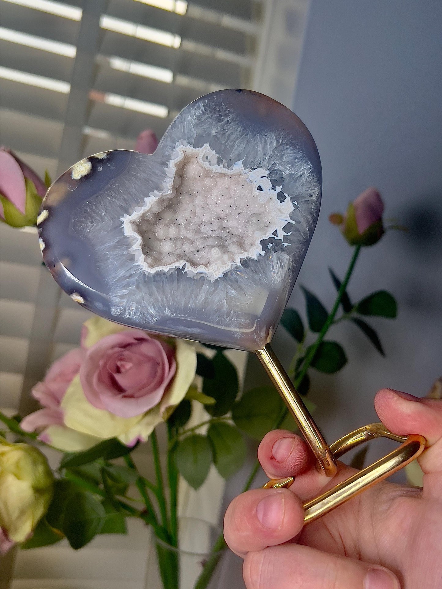 Beautiful, agate heart with Snow White tone open sugar druzy on stand 775g 15.5(h) 12cm(w)