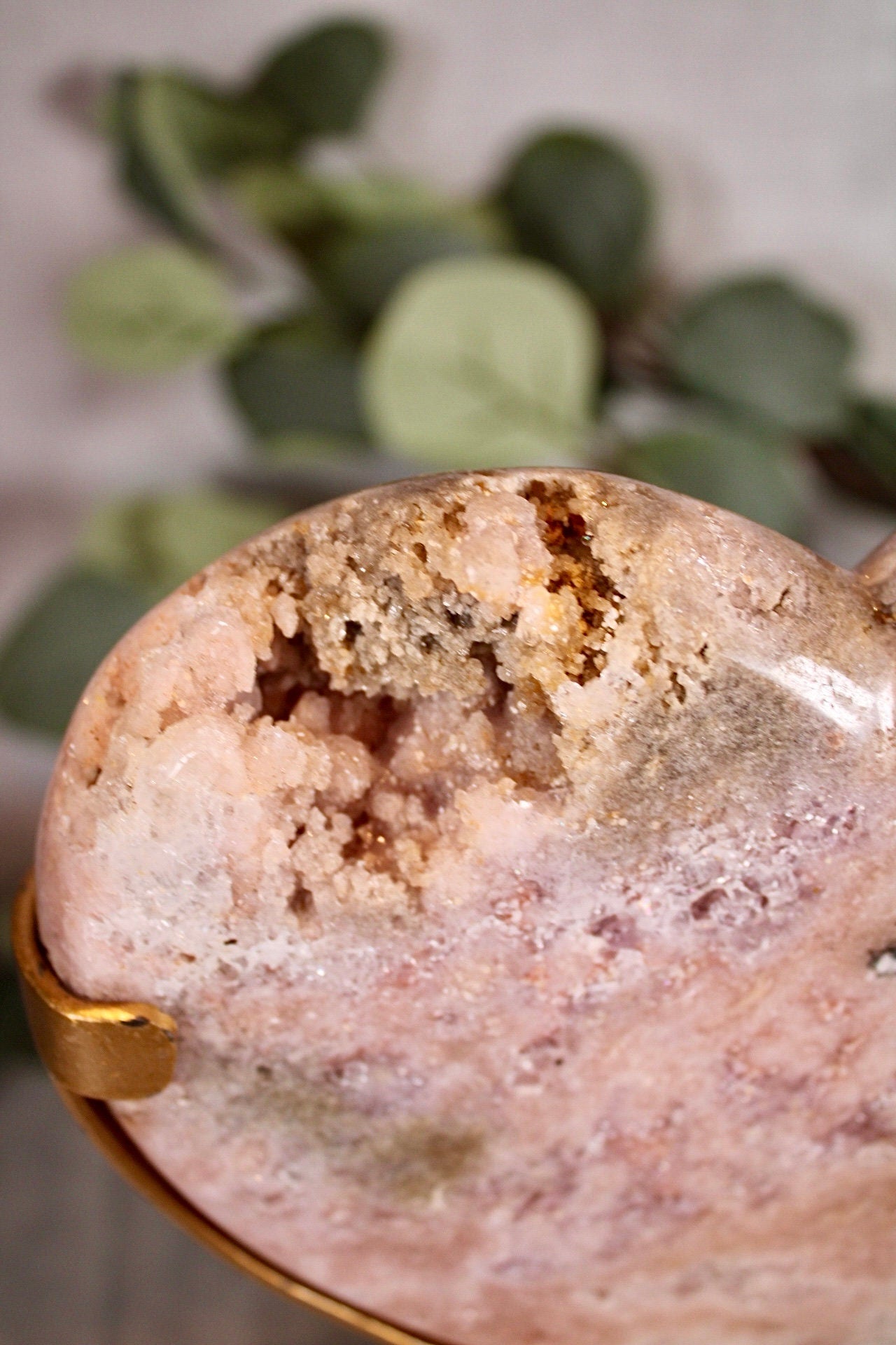 Pink amethyst heart with lavender quartz druzy 1.270kg = paint is scratched off stand (can easily be repainted)