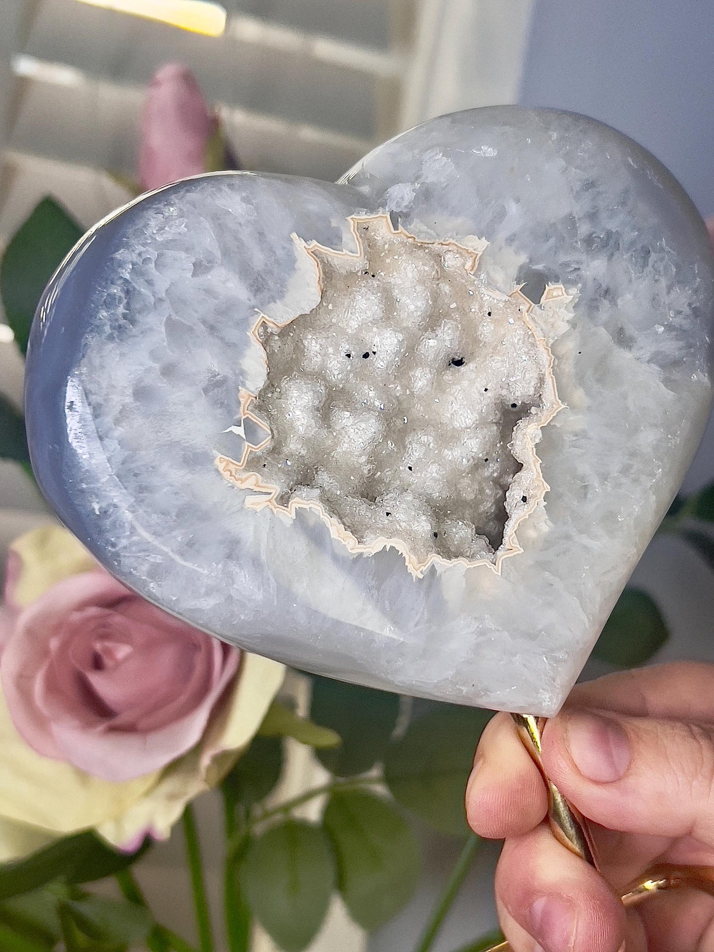 Beautiful, agate heart with Snow White tone open sugar druzy on stand 795g 15.5(h) 13cm(w)