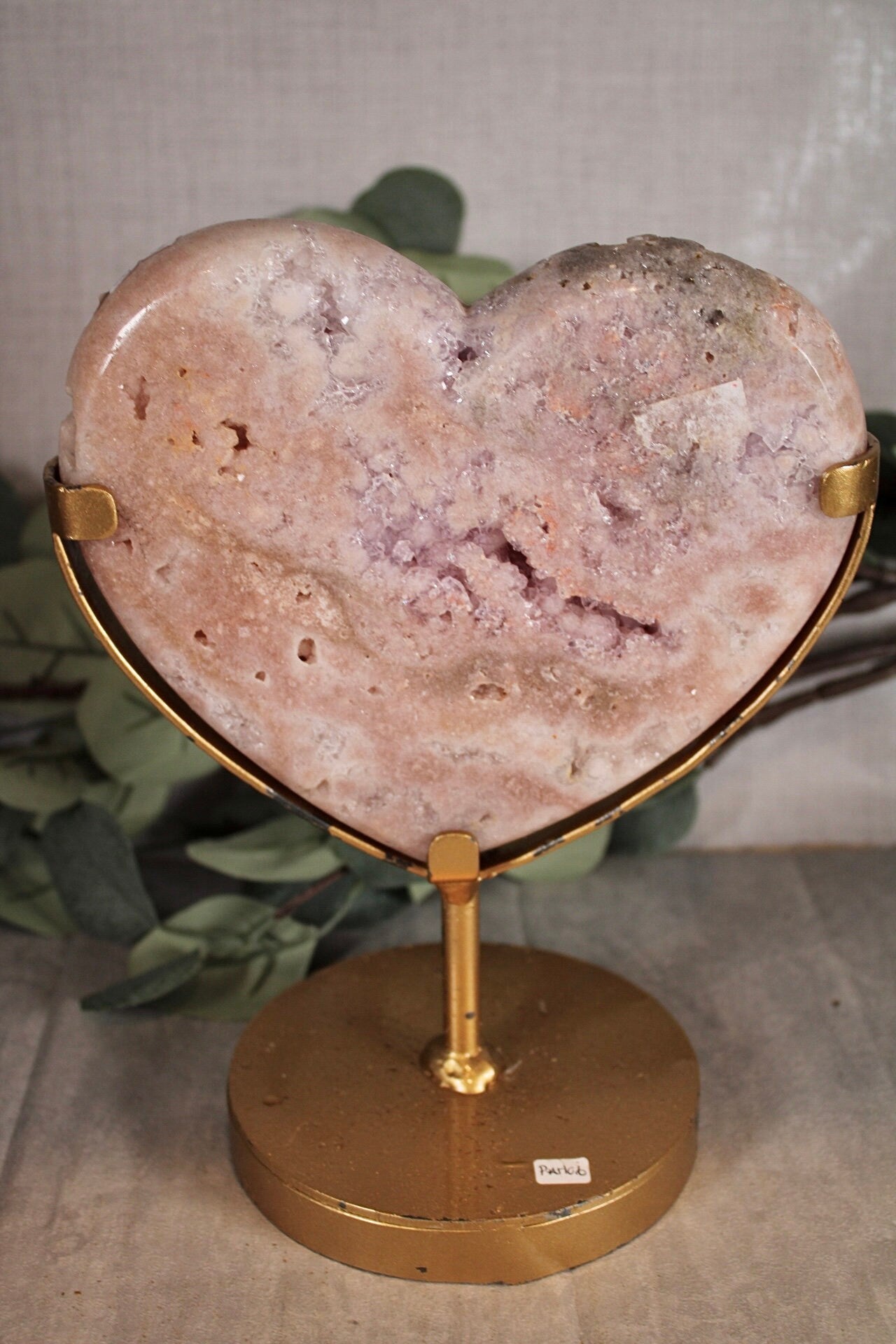 Pink amethyst heart with lavender quartz druzy 1.270kg = paint is scratched off stand (can easily be repainted)