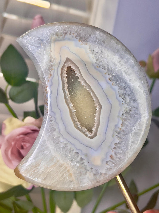 Beautiful, agate moon, with lime green toned, open druzy middle, on stand 640g 19cmt(h)