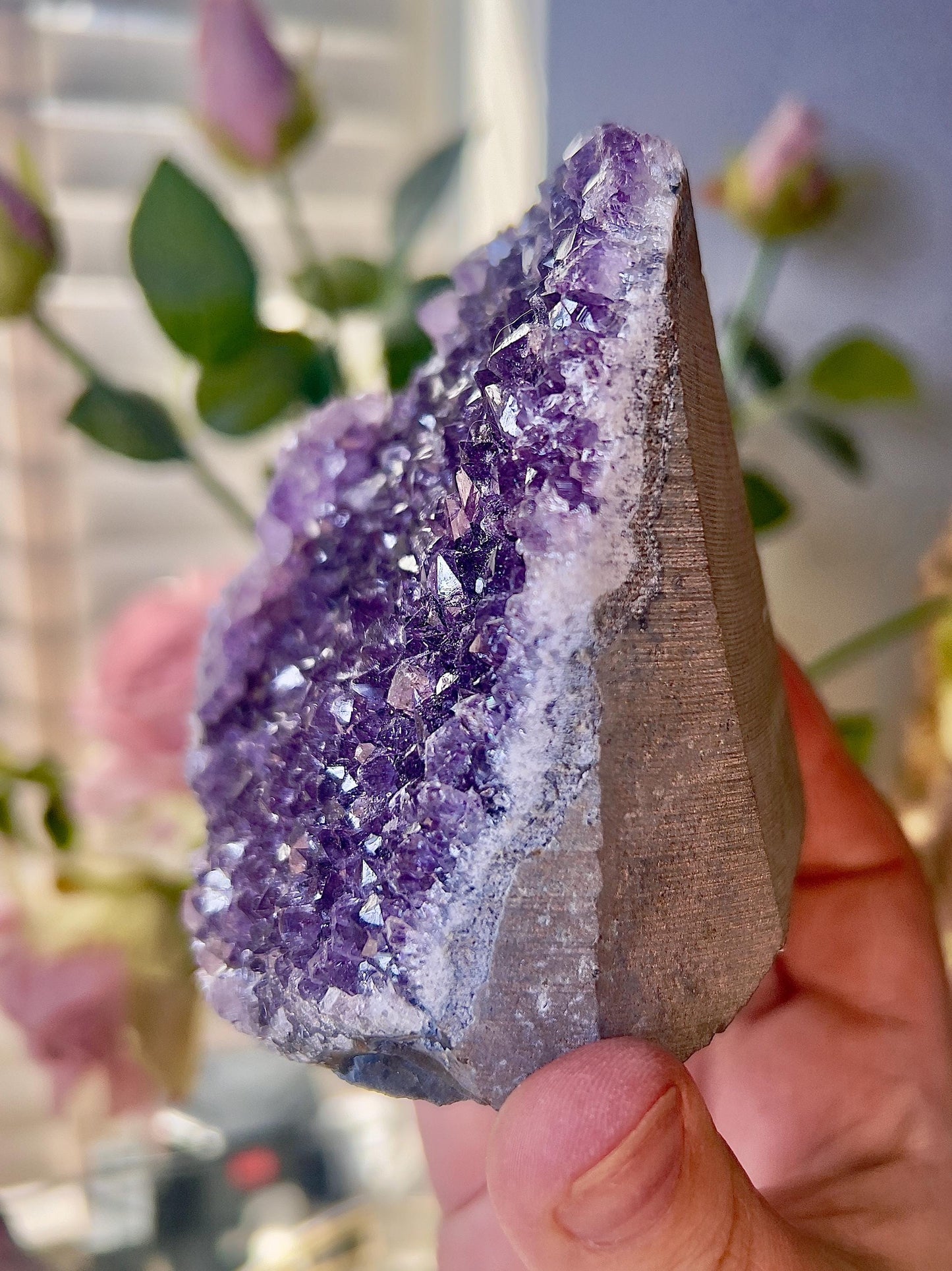 amethyst cutbase freeform with stalactite eye on the side - 610g 10cm(h) 9cm(w)