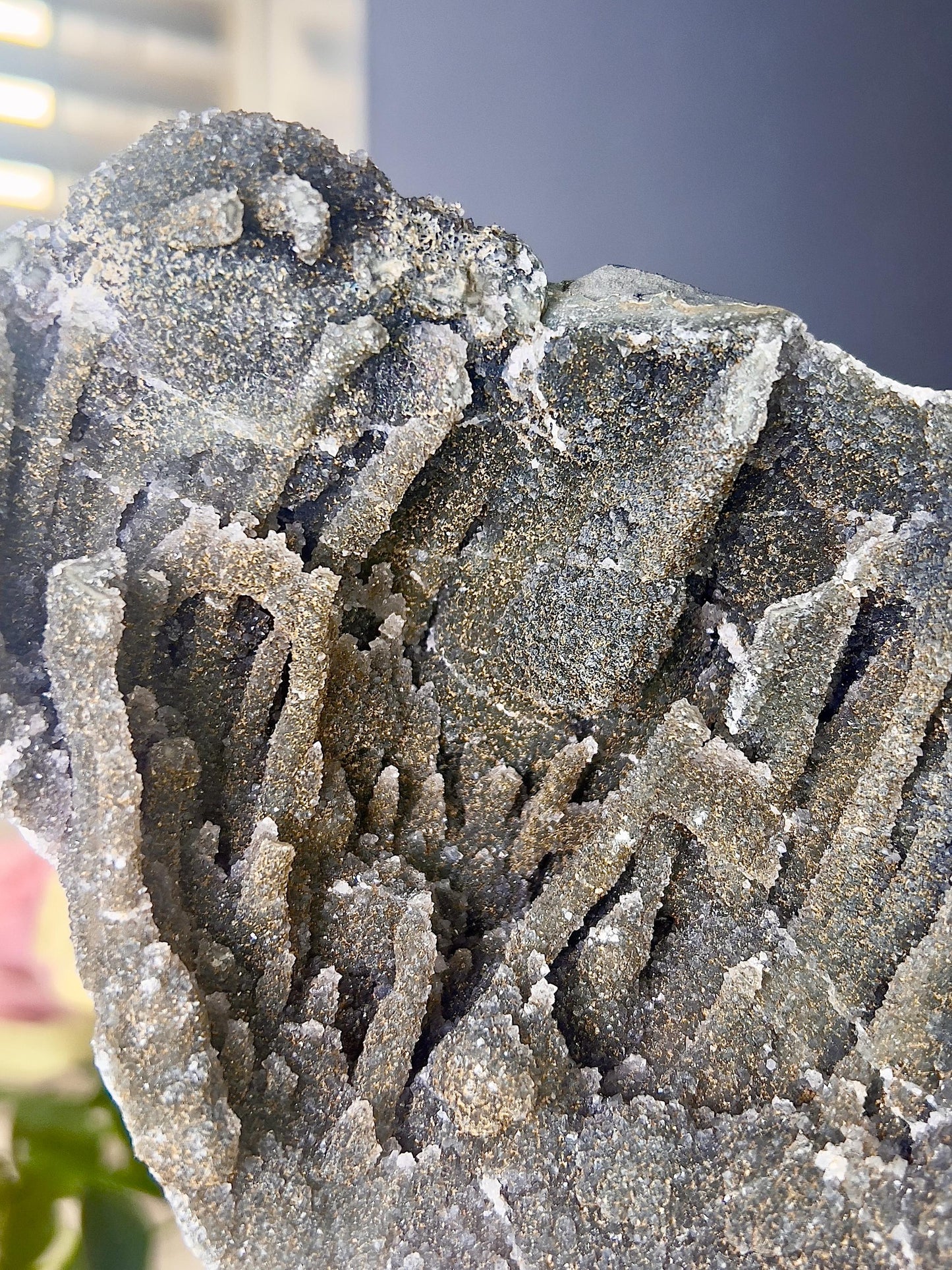 amethyst in a green tone and iron staining cutbase freeform with stalactite formations - 1.115kg 18cm by 10cm