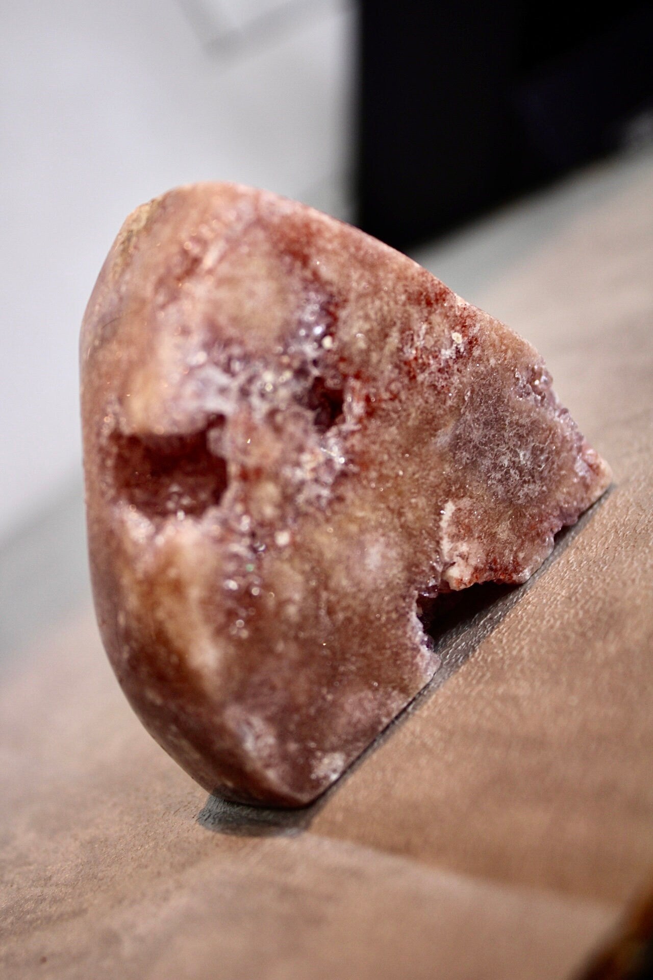 Small red tone, pink amethyst flame with purple quartz from brazil 145g 6cm (h) 6.5cm (w)