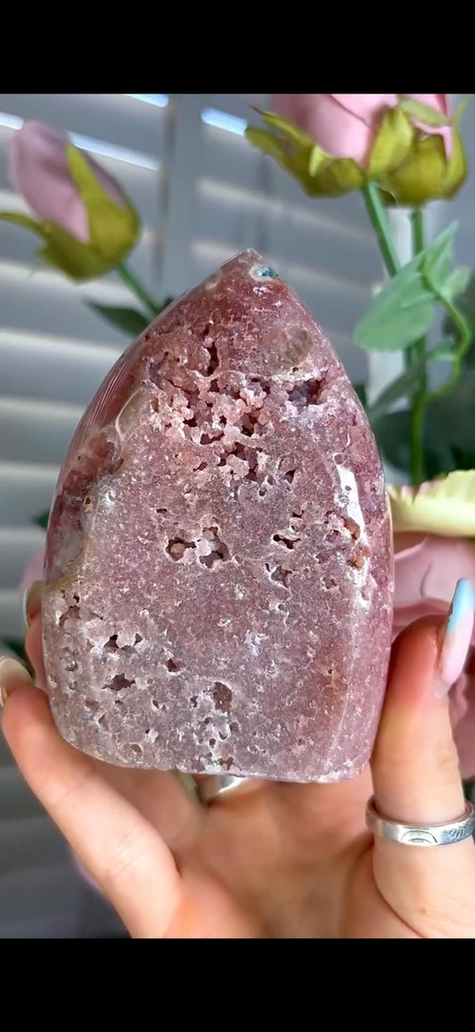 Beautiful pink amethyst flame with druzy in reddish tones 444g